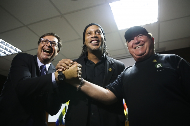 Ronaldinho Gaúcho e Amado Batista são embaixadores do Turismo