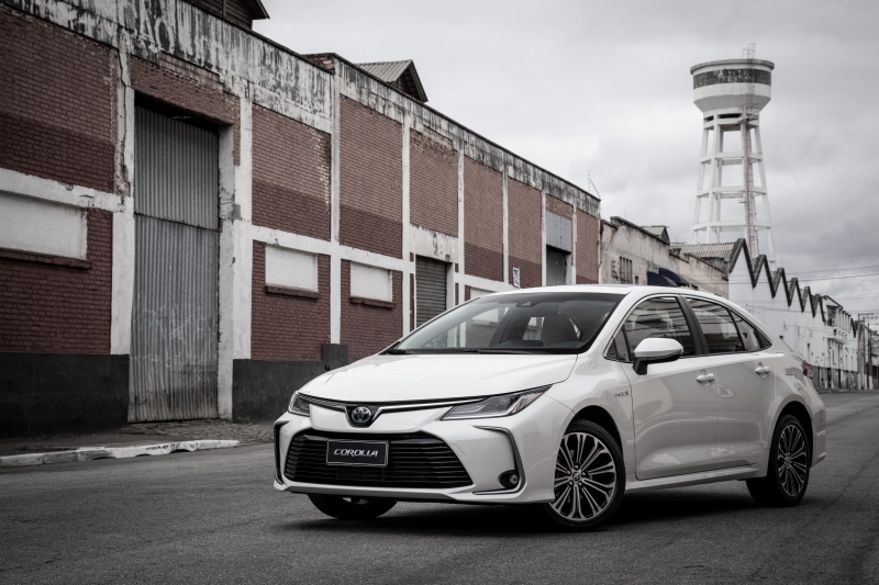 Sedã best seller da Toyota foi redesenhado e terá quatro versões ainda mais equipadas