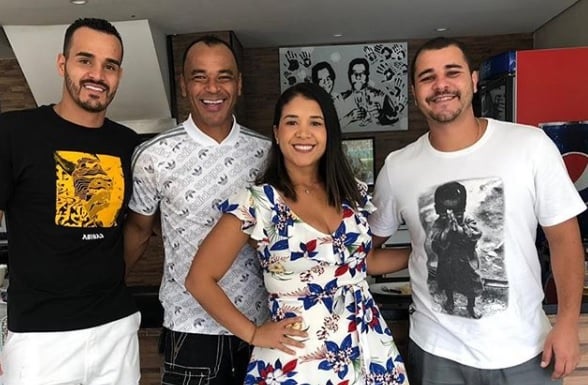 Danilo (d) se sentiu mal durante partida com amigos na casa da família, em Barueri