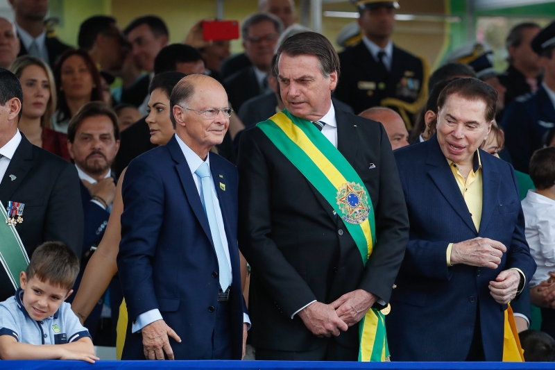Macedo (e) e Silvio Santos (d) acompanharam parte do desfile ao lado do presidente 