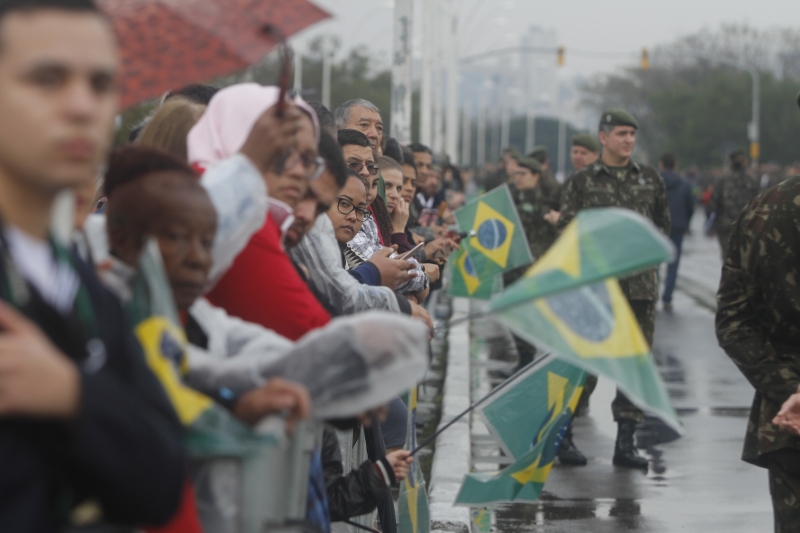 Cerca de 5 mil pessoas participaram das celebrações na avenida Edvaldo Pereira Paiva