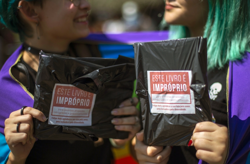 Livros foram envolvidos em plástico preto com adesivo 'Este livro é impróprio para pessoas atrasadas'
