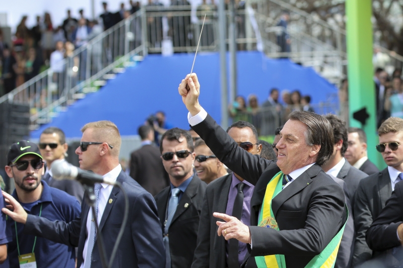 Bolsonaro desceu do palanque e regeu a banda da Guarda Presidencial