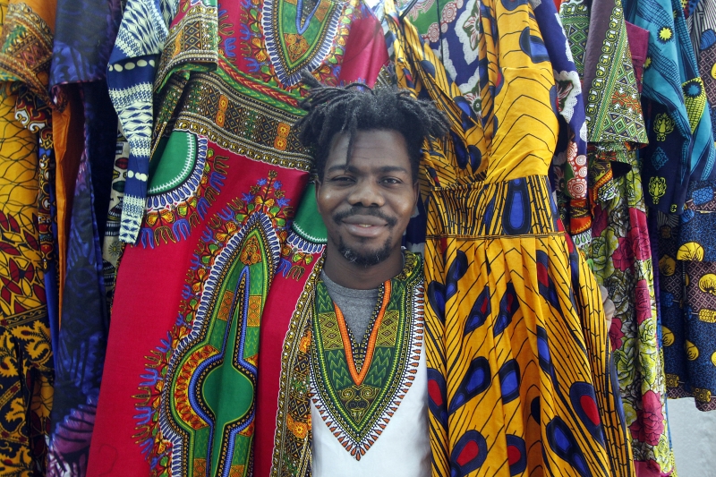 Gera&ccedil;&atilde;oE 
Entrevista com L&ouml;ua Pac&ograve;m &Oacute;ula&iuml; propriet&aacute;rio da Sankofabutik, loja especializada em moda africana. Foto: MARCELO G. RIBEIRO/JC