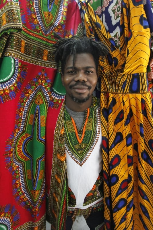 Gera&ccedil;&atilde;oE 
Entrevista com L&ouml;ua Pac&ograve;m &Oacute;ula&iuml; propriet&aacute;rio da Sankofabutik, loja especializada em moda africana. Foto: MARCELO G. RIBEIRO/JC