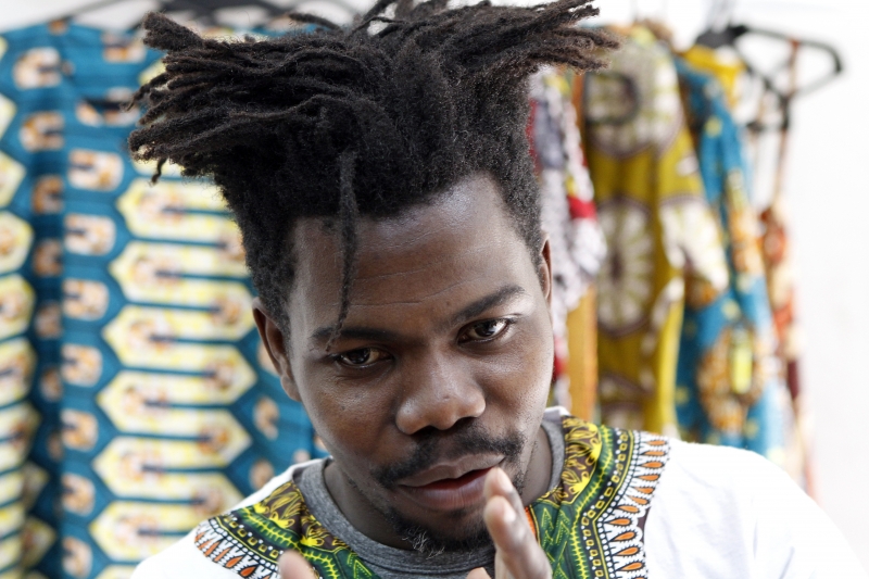 Gera&ccedil;&atilde;oE 
Entrevista com L&ouml;ua Pac&ograve;m &Oacute;ula&iuml; propriet&aacute;rio da Sankofabutik, loja especializada em moda africana. Foto: MARCELO G. RIBEIRO/JC