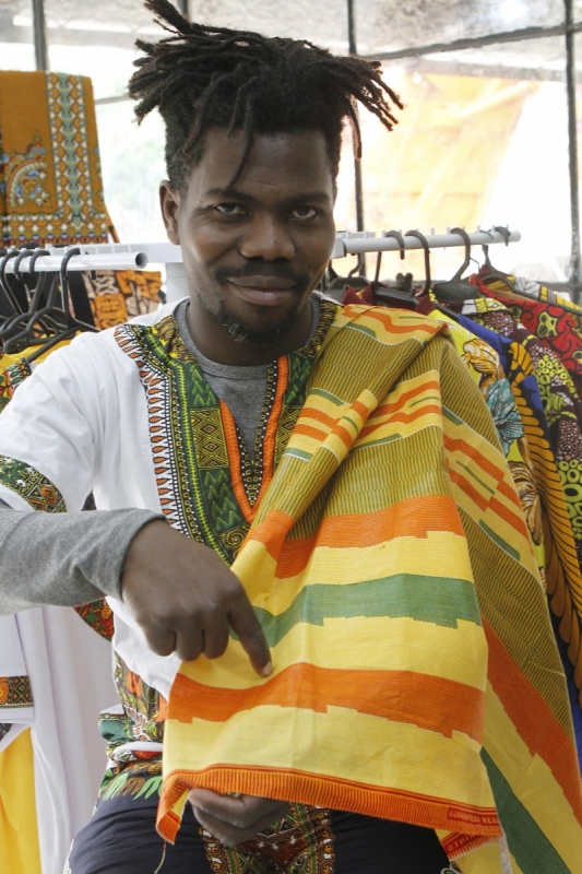 Gera&ccedil;&atilde;oE 
Entrevista com L&ouml;ua Pac&ograve;m &Oacute;ula&iuml; propriet&aacute;rio da Sankofabutik, loja especializada em moda africana. Foto: MARCELO G. RIBEIRO/JC