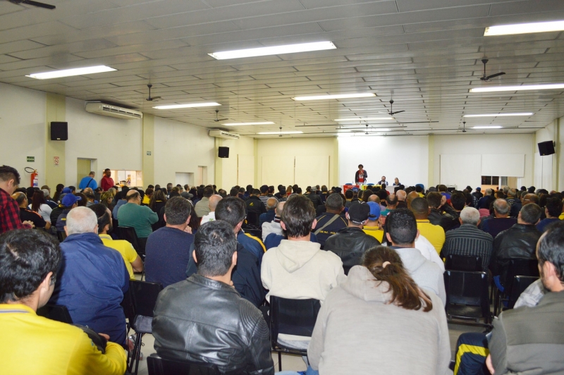 Em Porto Alegre, categoria decidiu paralisar atividades durante assembleia na noite dessa terça
