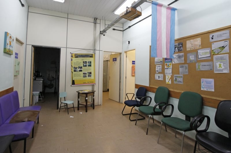 Se houver suspeita de infecção, a Vigilância em Saúde é acionada e o paciente é transferido 