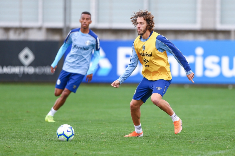 Galhardo deve ganhar sequência na lateral-direita, após baixa de Leonardo Gomes