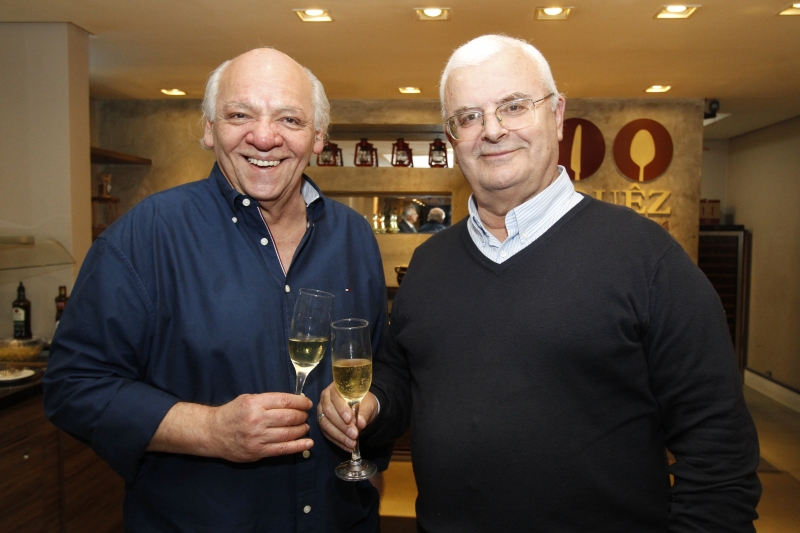 Ernesto Pereira brindando a parceria com Adolfo Lona