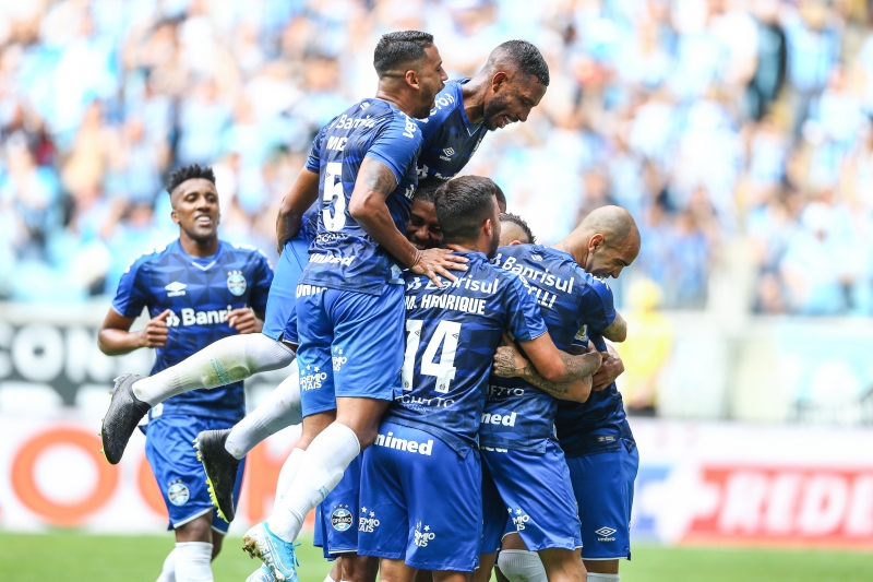 Jogadores fazem comemoração coletiva; tricolor chegou aos 28 pontos, subindo para oitava colocação