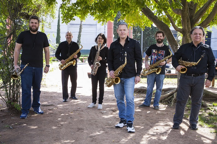 Marcelo Ribeiro (centro) comanda trupe de sete saxofonistas na apresentação