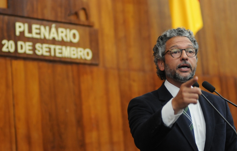 Líder do governo, Frederico Antunes admite revisão da tabela salarial