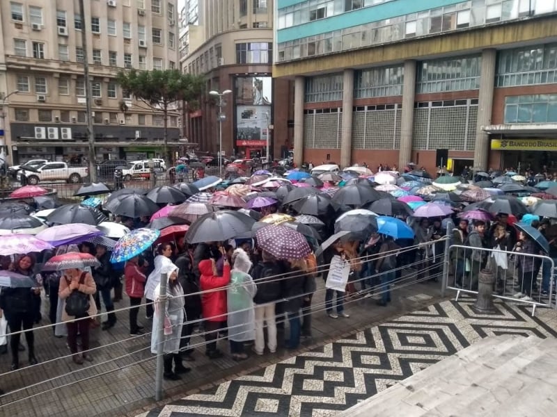 Servidores do Imesf protestaram na prefeitura na tarde dessa terça, após saber da desativação