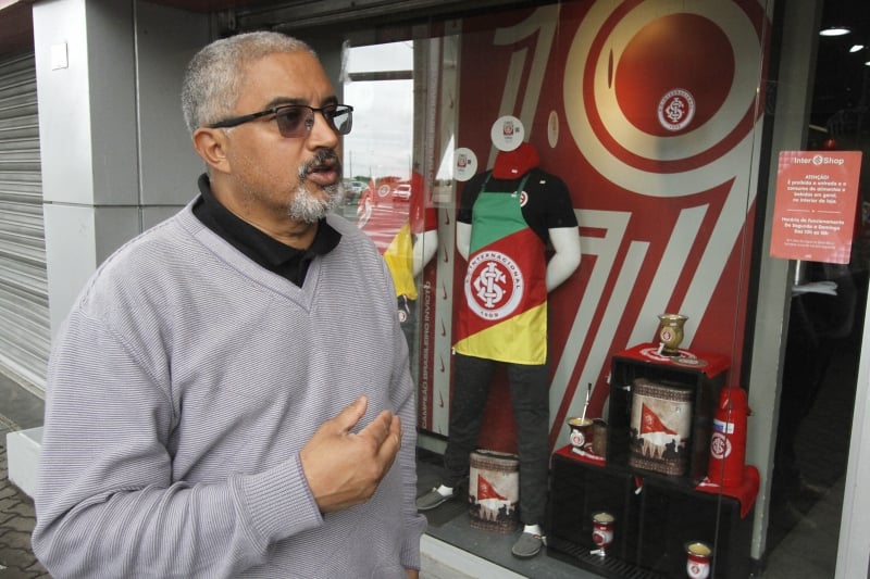 {'nm_midia_inter_thumb1':'https://www.jornaldocomercio.com/_midias/jpg/2019/09/17/206x137/1_mgr170919pre_jogo_int025-8845280.jpg', 'id_midia_tipo':'2', 'id_tetag_galer':'', 'id_midia':'5d80f3f941413', 'cd_midia':8845280, 'ds_midia_link': 'https://www.jornaldocomercio.com/_midias/jpg/2019/09/17/mgr170919pre_jogo_int025-8845280.jpg', 'ds_midia': 'Beira-Rio - Ambiental de como está a movimentação de torcedores, nas lojas e arredores do estádio, um dia antes da final da Copa do Brasil com jogo entre o Internacional e Athletico-PR  na foto: Valcir Ascari, torcedor que não conseguiu ingresso', 'ds_midia_credi': 'MARCELO G. RIBEIRO/JC', 'ds_midia_titlo': 'Beira-Rio - Ambiental de como está a movimentação de torcedores, nas lojas e arredores do estádio, um dia antes da final da Copa do Brasil com jogo entre o Internacional e Athletico-PR  na foto: Valcir Ascari, torcedor que não conseguiu ingresso', 'cd_tetag': '1', 'cd_midia_w': '800', 'cd_midia_h': '533', 'align': 'Left'}