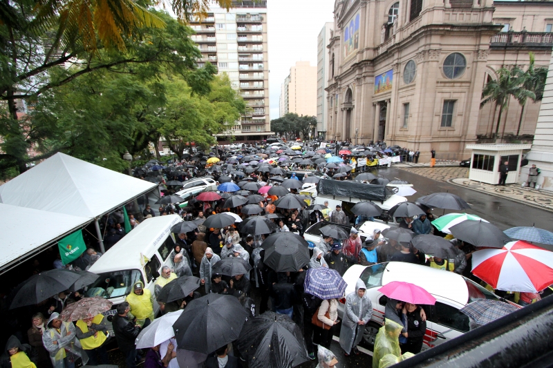Apesar da chuva, manifestação teve adesão de centenas de policiais