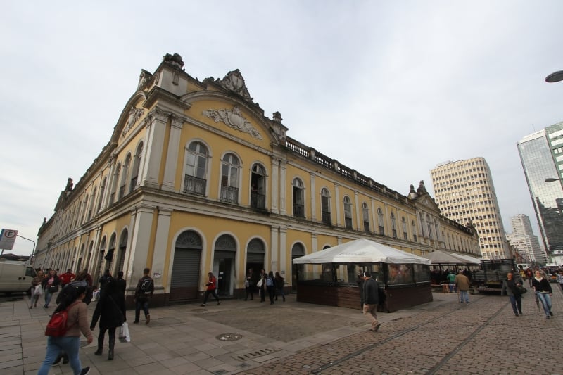 {'nm_midia_inter_thumb1':'https://www.jornaldocomercio.com/_midias/jpg/2019/09/18/206x137/1_mq180919_mercado015-8847373.jpg', 'id_midia_tipo':'2', 'id_tetag_galer':'', 'id_midia':'5d82a1bf2bad6', 'cd_midia':8847373, 'ds_midia_link': 'https://www.jornaldocomercio.com/_midias/jpg/2019/09/18/mq180919_mercado015-8847373.jpg', 'ds_midia': 'Projeto de parceria foi apresentado ontem aos comerciantes do prédio', 'ds_midia_credi': 'MARCO QUINTANA/JC', 'ds_midia_titlo': 'Projeto de parceria foi apresentado ontem aos comerciantes do prédio', 'cd_tetag': '1', 'cd_midia_w': '800', 'cd_midia_h': '533', 'align': 'Left'}