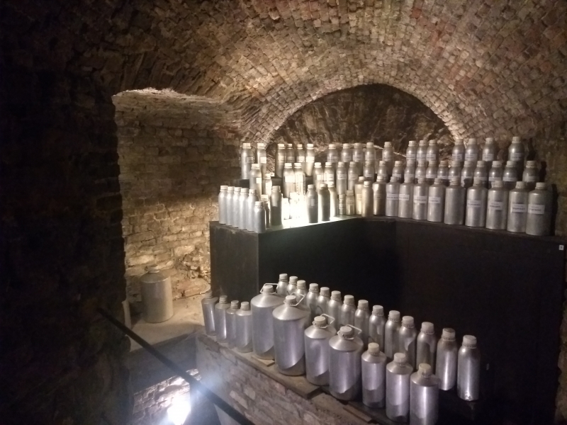 Guy Delforge guarda seus produtos em uma fortaleza militar do século XVII