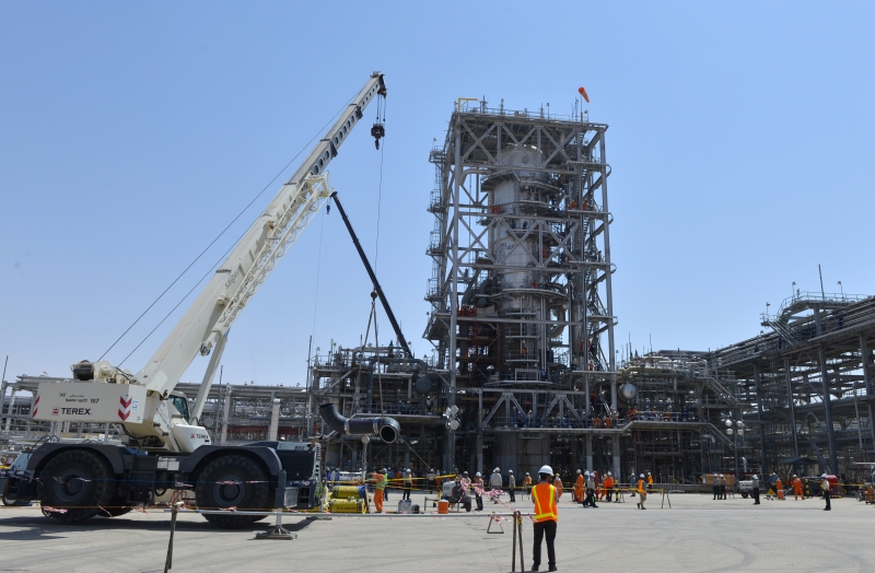 Trabalhadores trabalham em unidade alvo de ataques para retomada da produção