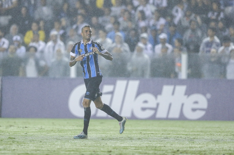 Luan marcou o primeiro gol da vitória sobre o Santos na Vila Belmiro