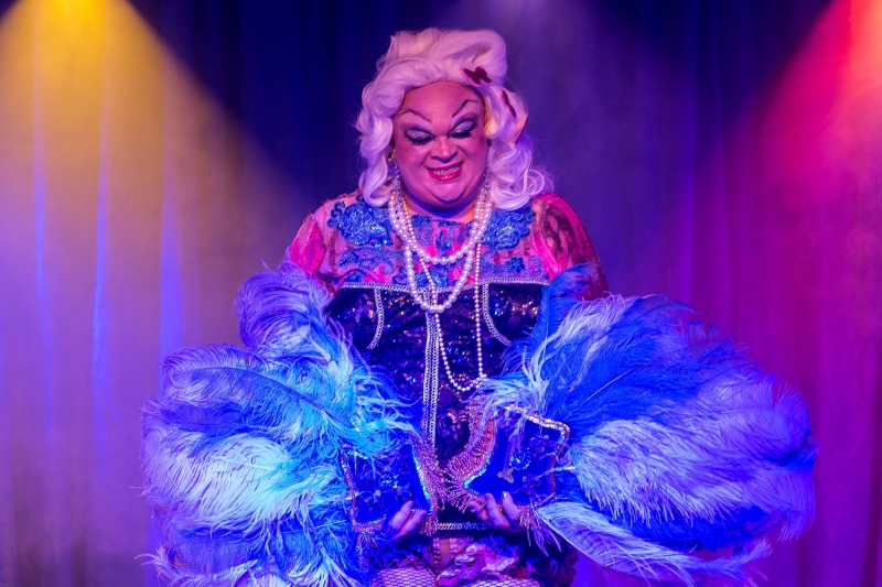 Heinz Limaverde explora a teatralidade da cena drag em Desmedida Naichty Club