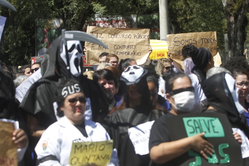Profissionais protestaram ontem de manhã em frente à Câmara de Vereadores 