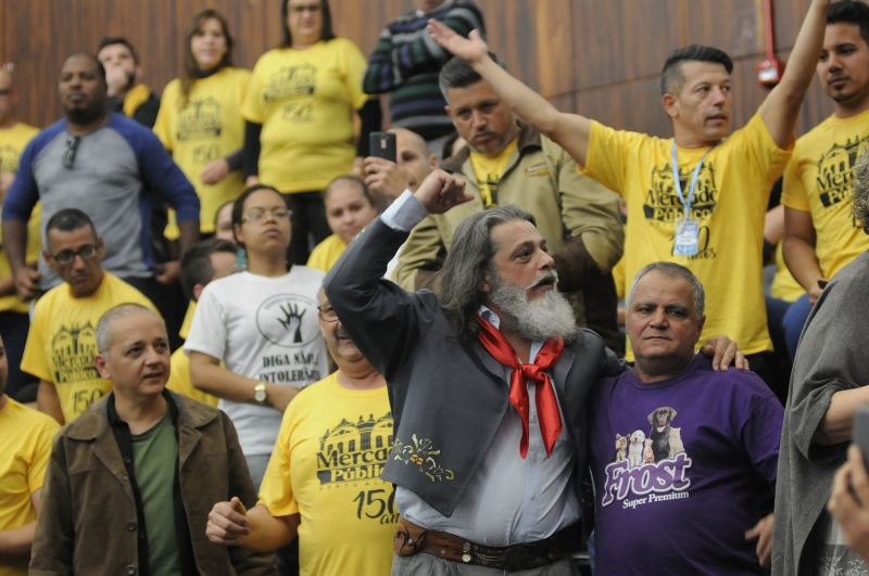 {'nm_midia_inter_thumb1':'https://www.jornaldocomercio.com/_midias/jpg/2019/09/24/206x137/1_deputado_estadual_luiz_marenco_com_permissionarios_do_mercado_publico_na_assembleia_legislativa___foto_celso_bender__agencia_alrs_-8852886.jpg', 'id_midia_tipo':'2', 'id_tetag_galer':'', 'id_midia':'5d8aa17f8cc63', 'cd_midia':8852886, 'ds_midia_link': 'https://www.jornaldocomercio.com/_midias/jpg/2019/09/24/deputado_estadual_luiz_marenco_com_permissionarios_do_mercado_publico_na_assembleia_legislativa___foto_celso_bender__agencia_alrs_-8852886.jpg', 'ds_midia': 'Autor do projeto, Luiz Marenco comemorou com permission&aacute;rios a aprova&ccedil;&atilde;o por unanimidade do texto', 'ds_midia_credi': 'CELSO BENDER/AG&Ecirc;NCIA ALRS/JC', 'ds_midia_titlo': 'Autor do projeto, Luiz Marenco comemorou com permission&aacute;rios a aprova&ccedil;&atilde;o por unanimidade do texto', 'cd_tetag': '1', 'cd_midia_w': '800', 'cd_midia_h': '531', 'align': 'Left'}