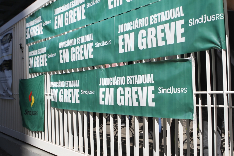 {'nm_midia_inter_thumb1':'https://www.jornaldocomercio.com/_midias/jpg/2019/09/25/206x137/1_lp_250919___greve__2_-8853128.jpg', 'id_midia_tipo':'2', 'id_tetag_galer':'', 'id_midia':'5d8b6e1bd08cc', 'cd_midia':8853128, 'ds_midia_link': 'https://www.jornaldocomercio.com/_midias/jpg/2019/09/25/lp_250919___greve__2_-8853128.jpg', 'ds_midia': 'Greve do Judiciário. Trabalhadores estão mobilizados no Foro Central 2.', 'ds_midia_credi': 'LUIZA PRADO/JC', 'ds_midia_titlo': 'Greve do Judiciário. Trabalhadores estão mobilizados no Foro Central 2.', 'cd_tetag': '1', 'cd_midia_w': '800', 'cd_midia_h': '533', 'align': 'Left'}