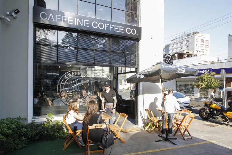 Cafeteria fica na Rua Vicente da Fontoura com ambiente que atrai pela decoração e opções da bebida