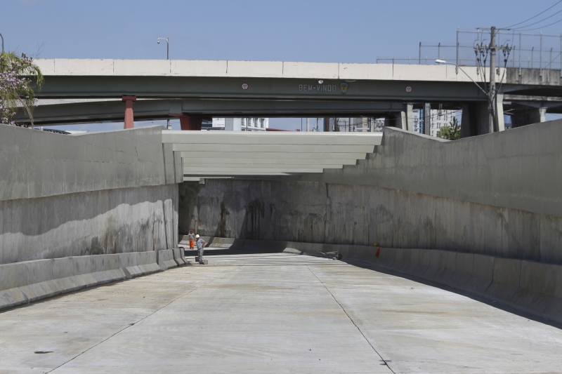 Falta colocar iluminação, fazer pavimentação de um dos lados da trincheira e concluir a casa de bombas