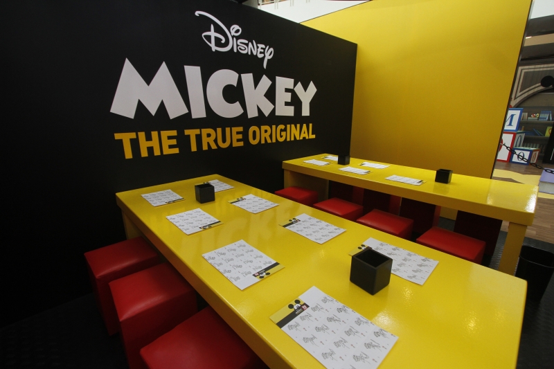 Equipe do GeraçãoE em experiência na Mickey: The True Original Exhibition.  Foto: LUIZA PRADO/JC