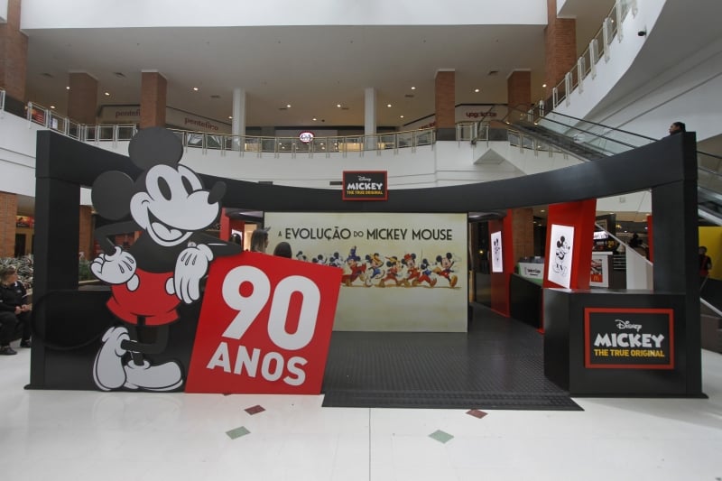 Equipe do GeraçãoE em experiência na Mickey: The True Original Exhibition.  Foto: LUIZA PRADO/JC