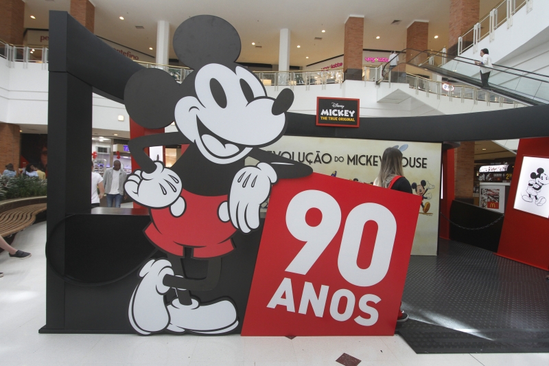 Equipe do GeraçãoE em experiência na Mickey: The True Original Exhibition.  Foto: LUIZA PRADO/JC
