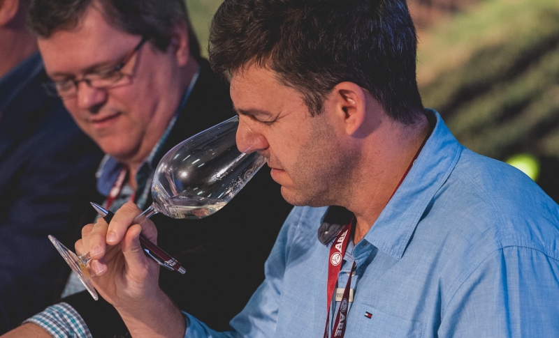 {'nm_midia_inter_thumb1':'https://www.jornaldocomercio.com/_midias/jpg/2019/09/28/206x137/1_vinhos-8856823.jpg', 'id_midia_tipo':'2', 'id_tetag_galer':'', 'id_midia':'5d8fb2b46d8eb', 'cd_midia':8856823, 'ds_midia_link': 'https://www.jornaldocomercio.com/_midias/jpg/2019/09/28/vinhos-8856823.jpg', 'ds_midia': '27&ordf; Avalia&ccedil;&atilde;o Nacional de Vinhos - Safra 2019, organizada pela Associa&ccedil;&atilde;o Brasileira de Enologia (ABE) - Bento Gon&ccedil;alves - Degustaram provam amostras', 'ds_midia_credi': 'WAGNER MENEGUZZI E MERLO/ABE/DIVULGA&Ccedil;&Atilde;O/JClo', 'ds_midia_titlo': '27&ordf; Avalia&ccedil;&atilde;o Nacional de Vinhos - Safra 2019, organizada pela Associa&ccedil;&atilde;o Brasileira de Enologia (ABE) - Bento Gon&ccedil;alves - Degustaram provam amostras', 'cd_tetag': '1', 'cd_midia_w': '800', 'cd_midia_h': '485', 'align': 'Left'}