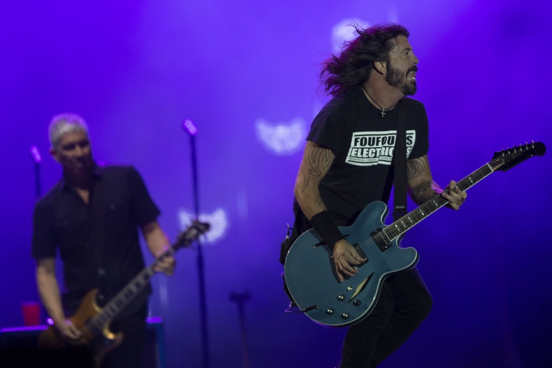 Pat Smear e Dave Grohl (d) comandaram o show do Foo Fighters na noite do sábado
