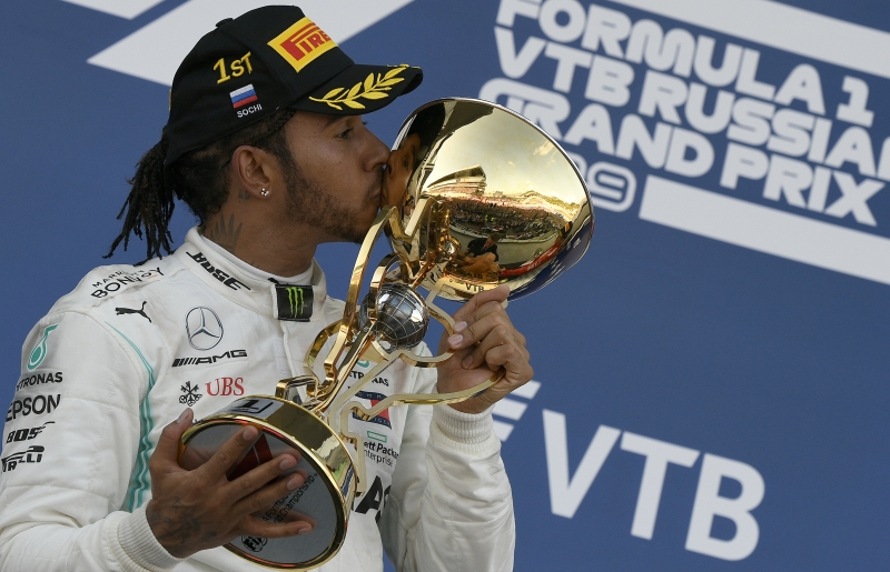 Lewis Hamilton celebra conquista no no circuito de Socchi