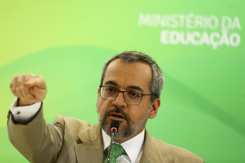 Ministro da Educação diz que pode pedir perdão por 'imbecilidade' 