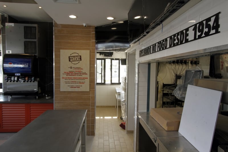 {'nm_midia_inter_thumb1':'https://www.jornaldocomercio.com/_midias/jpg/2019/10/01/206x137/1_mgr011019burger_king006-8858809.jpg', 'id_midia_tipo':'2', 'id_tetag_galer':'', 'id_midia':'5d93768351233', 'cd_midia':8858809, 'ds_midia_link': 'https://www.jornaldocomercio.com/_midias/jpg/2019/10/01/mgr011019burger_king006-8858809.jpg', 'ds_midia': 'Burger King da avenida Nilo Pe&ccedil;anha j&aacute; tem data para abrir. Fotos de alguns ambiente do restaurante em fase de acabamento.', 'ds_midia_credi': 'MARCELO G. RIBEIRO/JC', 'ds_midia_titlo': 'Burger King da avenida Nilo Pe&ccedil;anha j&aacute; tem data para abrir. Fotos de alguns ambiente do restaurante em fase de acabamento.', 'cd_tetag': '1', 'cd_midia_w': '800', 'cd_midia_h': '533', 'align': 'Left'}