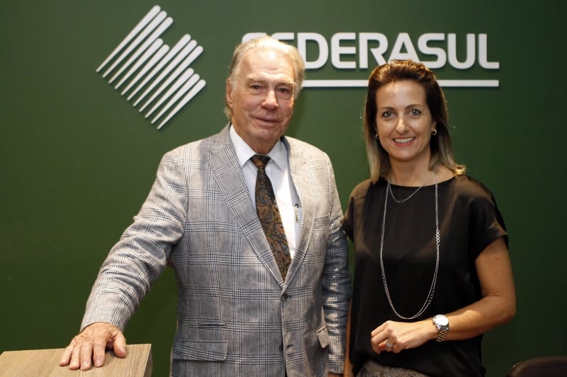 Fernando Becker e Simone Leite, presidente da Federasul, no Tá na Mesa