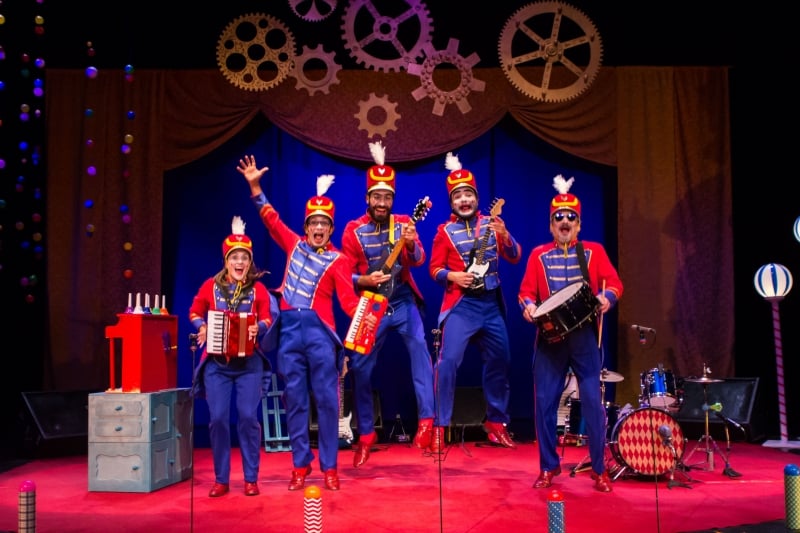  Orquestra de Brinquedos apresenta um espetáculo de teatro musical na tarde de sábado
