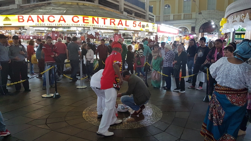 {'nm_midia_inter_thumb1':'https://www.jornaldocomercio.com/_midias/jpg/2019/10/03/206x137/1_pg3_festa_do_bara_nos_150_anso_do_mercado_publico___fernando_albrecht-8861975.jpg', 'id_midia_tipo':'2', 'id_tetag_galer':'', 'id_midia':'5d964f60f0759', 'cd_midia':8861975, 'ds_midia_link': 'https://www.jornaldocomercio.com/_midias/jpg/2019/10/03/pg3_festa_do_bara_nos_150_anso_do_mercado_publico___fernando_albrecht-8861975.jpg', 'ds_midia': 'pg3 Festa do Bará nos 150 anso do Mercado Público - fernando albrecht', 'ds_midia_credi': 'FERNANDO ALBRECHT/ESPECIAL/JC', 'ds_midia_titlo': 'pg3 Festa do Bará nos 150 anso do Mercado Público - fernando albrecht', 'cd_tetag': '1', 'cd_midia_w': '800', 'cd_midia_h': '450', 'align': 'Left'}