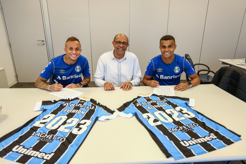 Everton (esquerda) e Alisson assinaram a renovação dos contratos com prazo até 2023 