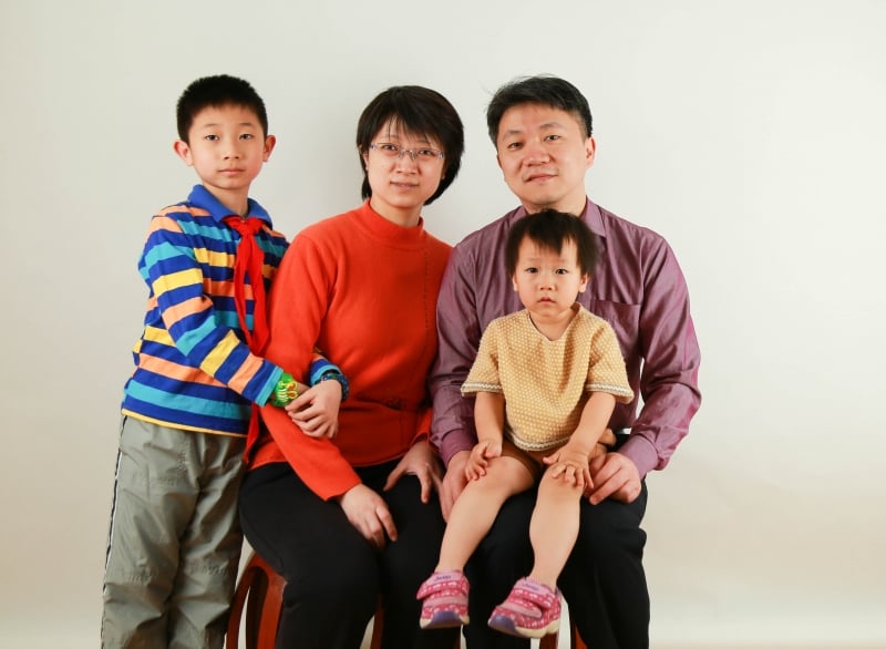 Sem ter irmãos para dividir na infância, a médica Jiang Fang conseguiu optar por dois filhos