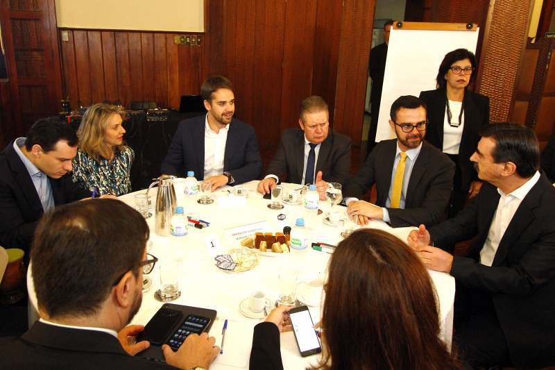Eduardo Leite reuniu secretários e deputados em café da manhã; agora, irá a sindicatos
