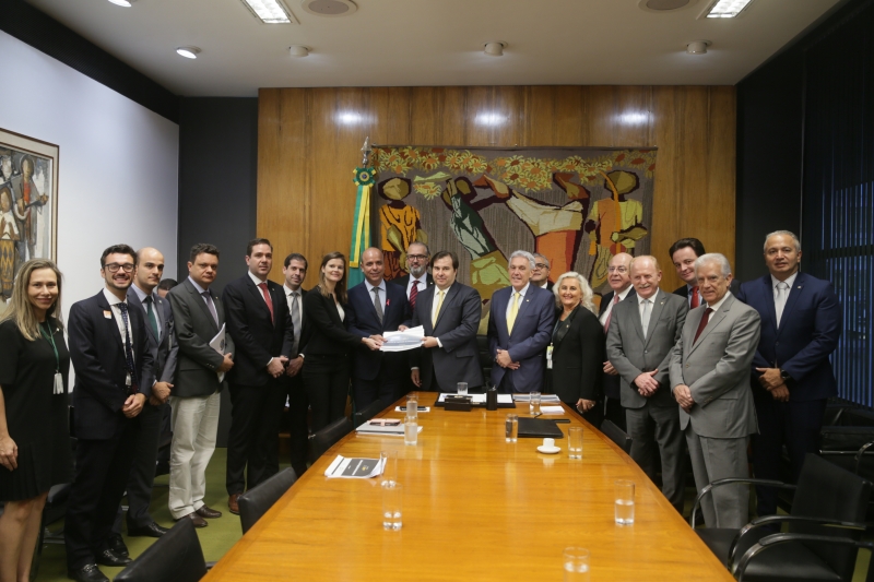 Integrantes dos partidos oposicionistas entregaram proposta a Maia