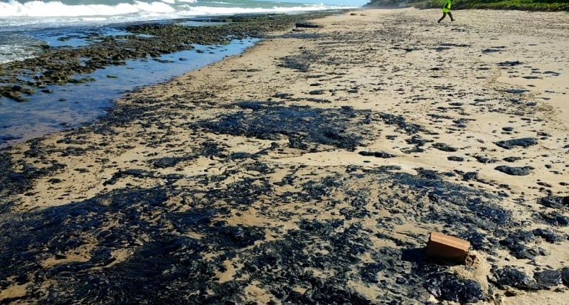 Até a manhã desta quinta, foram retiradas das praias de Salvador 26 toneladas de óleo