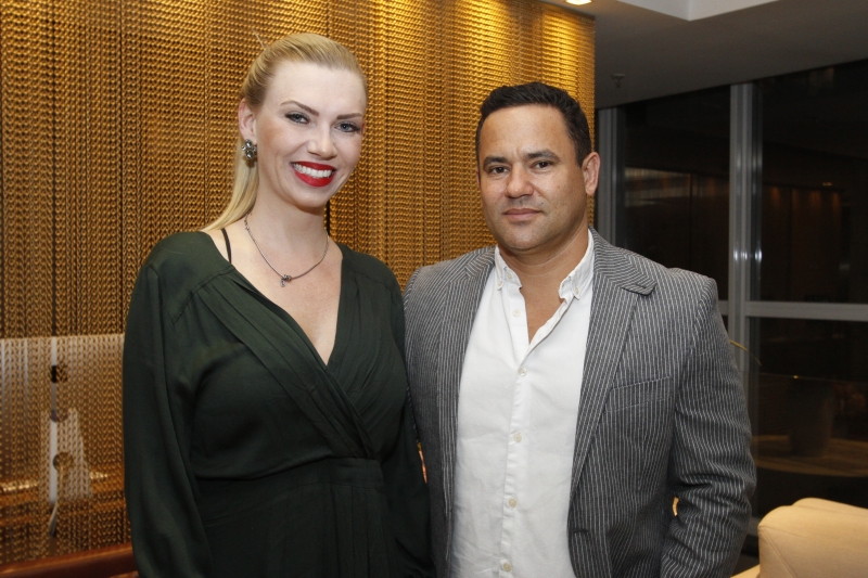 {'nm_midia_inter_thumb1':'https://www.jornaldocomercio.com/_midias/jpg/2019/10/08/206x137/1_mc0810189_social_bins__11_-8866033.jpg', 'id_midia_tipo':'2', 'id_tetag_galer':'', 'id_midia':'5d9d265d30f1f', 'cd_midia':8866033, 'ds_midia_link': 'https://www.jornaldocomercio.com/_midias/jpg/2019/10/08/mc0810189_social_bins__11_-8866033.jpg', 'ds_midia': 'Paula Henriqson e Vinícius Garcia, entre os que receberam os convidados ', 'ds_midia_credi': 'MARIANA CARLESSO/JC', 'ds_midia_titlo': 'Paula Henriqson e Vinícius Garcia, entre os que receberam os convidados ', 'cd_tetag': '1', 'cd_midia_w': '800', 'cd_midia_h': '533', 'align': 'Left'}