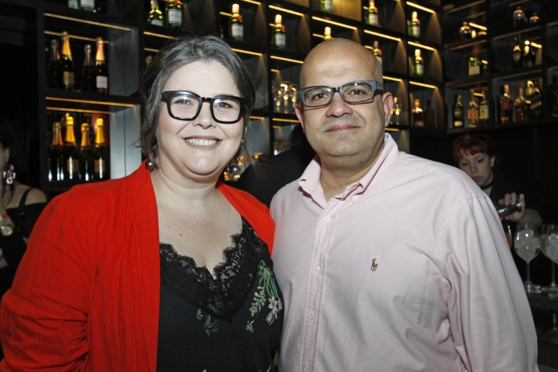 {'nm_midia_inter_thumb1':'https://www.jornaldocomercio.com/_midias/jpg/2019/10/08/206x137/1_mc0810189_social_bins__21_-8866037.jpg', 'id_midia_tipo':'2', 'id_tetag_galer':'', 'id_midia':'5d9d265d30f1f', 'cd_midia':8866037, 'ds_midia_link': 'https://www.jornaldocomercio.com/_midias/jpg/2019/10/08/mc0810189_social_bins__21_-8866037.jpg', 'ds_midia': 'Fabiana Londero e Rodrigo Machado provaram o novo cardápio do espaço ', 'ds_midia_credi': 'MARIANA CARLESSO/JC', 'ds_midia_titlo': 'Fabiana Londero e Rodrigo Machado provaram o novo cardápio do espaço ', 'cd_tetag': '1', 'cd_midia_w': '800', 'cd_midia_h': '533', 'align': 'Left'}