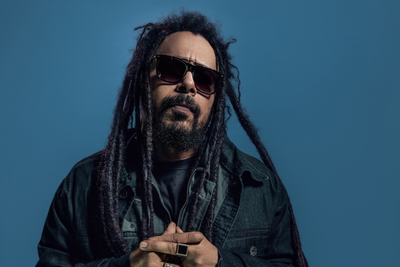 Ex-vocalista d'O Rappa se apresenta com abertura das bandas Maneva e Maquinamente